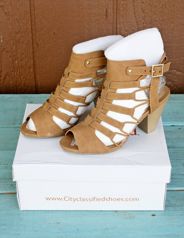 City Classified Awesome Tan Gladiator Strappy Heeled Sandals Size 6 worn once